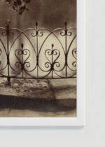 Zbliżenie na detale plakatu oprawionego w drewnianą białą ramkę od Plakatello®: Eugène Atget Ogród Luksemburski w Paryżu vintage