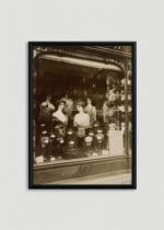 Plakat w drewnianej czarnej ramce: E. Atget witryna salonu fryzjerskiego Paryż 1912
