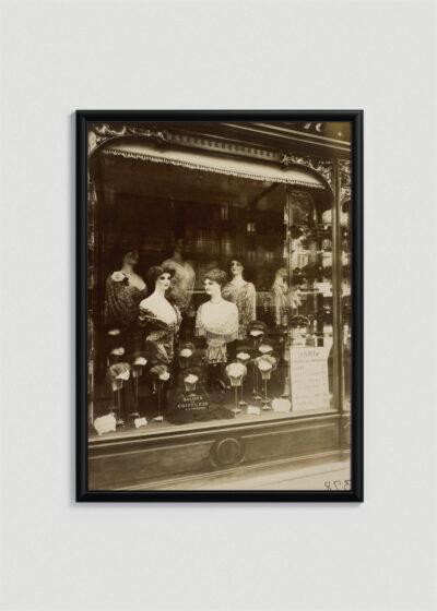Plakat w drewnianej czarnej ramce: E. Atget witryna salonu fryzjerskiego Paryż 1912