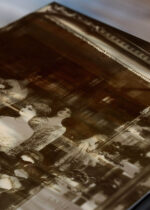 Zbliżenie na detale plakatu: E. Atget witryna salonu fryzjerskiego Paryż 1912