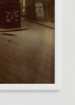 Zbliżenie na detale plakatu oprawionego w drewnianą białą ramkę od Plakatello®: Paryż 1908 Belle Époque Eugène Atget zdjęcie vintage