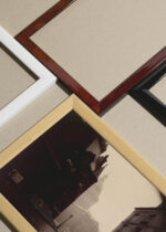 Widok z góry na cztery drewniane ramki, w jednej z nich oprawiony plakat Paryż Panthéon 1924 E. Atget fotografia vintage