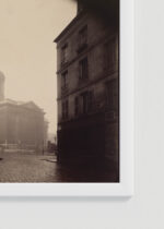 Zbliżenie na detale plakatu oprawionego w drewnianą białą ramkę od Plakatello®: Paryż Panthéon 1924 E. Atget fotografia vintage