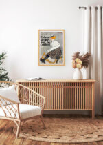 Aranżacja wnętrza, na ścianie wisi plakat w ramce: Ride a Stearns and be content (1896)