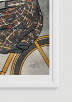 Zbliżenie na detale plakatu oprawionego w drewnianą białą ramkę od Plakatello®: Ride a Stearns and be content (1896)