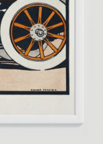 Zbliżenie na detale plakatu oprawionego w drewnianą białą ramkę od Plakatello®: Automobile number kobieta przy samochodzie (1903)