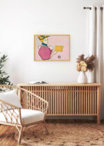 Aranżacja wnętrza, na ścianie wisi plakat w ramce: Kobieta trzymająca książkę (1896)