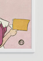 Zbliżenie na detale plakatu oprawionego w drewnianą białą ramkę od Plakatello®: Kobieta trzymająca książkę (1896)