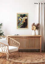 Aranżacja wnętrza, na ścianie wisi plakat w ramce: Ludzie w podróży czytający książki (1895)