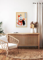 Aranżacja wnętrza, na ścianie wisi plakat w ramce: Kobieta na czerwonym fotelu bujanym (ok. 1895)