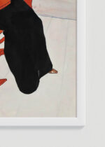 Zbliżenie na detale plakatu oprawionego w drewnianą białą ramkę od Plakatello®: Kobieta na czerwonym fotelu bujanym (ok. 1895)