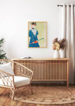 Aranżacja wnętrza, na ścianie wisi plakat w ramce: Kobieta trzymająca czerwoną parasolkę (1896)