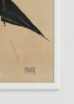 Zbliżenie na detale plakatu oprawionego w drewnianą białą ramkę od Plakatello®: Kobieta trzymająca czarny parasol (1894)