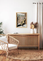 Aranżacja wnętrza, na ścianie wisi plakat w ramce: Mężczyzna czytający książkę (ok. 1890-1907)