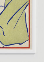 Zbliżenie na detale plakatu oprawionego w drewnianą białą ramkę od Plakatello®: Kobieta w zielonej sukni czytająca książkę (1895)