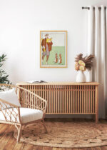 Aranżacja wnętrza, na ścianie wisi plakat w ramce: Mężczyzna czytający książkę z zającami (1895)