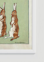 Zbliżenie na detale plakatu oprawionego w drewnianą białą ramkę od Plakatello®: Mężczyzna czytający książkę z zającami (1895)