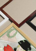 Widok z góry na cztery drewniane ramki, w jednej z nich oprawiony plakat Kobieta w czerwonym stroju (1896) świąteczny vintage