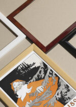 Widok z góry na cztery drewniane ramki, w jednej z nich oprawiony plakat Christmas (1894) świąteczny vintage