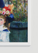 Zbliżenie na detale plakatu oprawionego w drewnianą białą ramkę od Plakatello®: Dwie siostry na tarasie Pierre-Auguste Renoir 1881