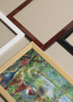 Widok z góry na cztery drewniane ramki, w jednej z nich oprawiony plakat Nad jeziorem Près du Lac Renoir impresjonizm