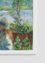 Zbliżenie na detale plakatu oprawionego w drewnianą białą ramkę od Plakatello®: Nad jeziorem Près du Lac Renoir impresjonizm