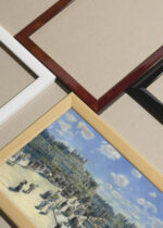 Widok z góry na cztery drewniane ramki, w jednej z nich oprawiony plakat Pont Neuf w Paryżu Pierre-Auguste Renoir 1872