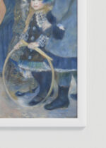 Zbliżenie na detale plakatu oprawionego w drewnianą białą ramkę od Plakatello®: Les Parapluies Parasole Pierre-Auguste Renoir