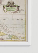 Zbliżenie na detale plakatu oprawionego w drewnianą białą ramkę od Plakatello®: vintage do gabinetu historyczna mapa USA Karolina Floryda Bahamy XVIII w.