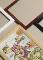 Widok z góry na cztery drewniane ramki, w jednej z nich oprawiony plakat satyryczna mapa Europy 1870 vintage antyczna