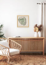 Aranżacja wnętrza, na ścianie wisi plakat w ramce: XVIII-wieczny plan ogrodu pałacowego Marybone Park Farm