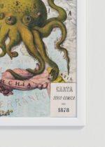 Zbliżenie na detale plakatu oprawionego w drewnianą białą ramkę od Plakatello®: satyryczna mapa Europy 1878 ośmiornica