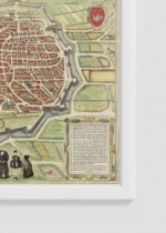 Zbliżenie na detale plakatu oprawionego w drewnianą białą ramkę od Plakatello®: historyczna mapa Antwerpii XVI wiek Braun