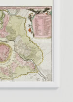 Zbliżenie na detale plakatu oprawionego w drewnianą białą ramkę od Plakatello®: historyczna mapa Wiednia XVII/XVIII wiek