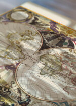 Zbliżenie na detale plakatu: mapa świata vintage XVII wiek Nieuwe Werelt Kaert