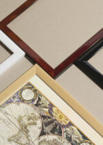 Widok z góry na cztery drewniane ramki, w jednej z nich oprawiony plakat mapa świata vintage XVII wiek Nieuwe Werelt Kaert