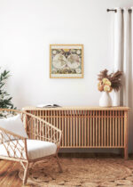 Aranżacja wnętrza, na ścianie wisi plakat w ramce: mapa świata vintage XVII wiek Nieuwe Werelt Kaert