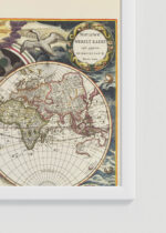 Zbliżenie na detale plakatu oprawionego w drewnianą białą ramkę od Plakatello®: mapa świata vintage XVII wiek Nieuwe Werelt Kaert