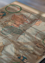 Zbliżenie na detale plakatu: Mapa Świata vintage XVIII wiek barokowa kartografia