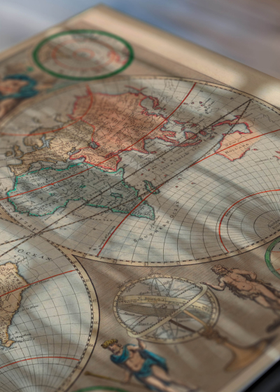 Zbliżenie na detale plakatu: Mapa Świata vintage XVIII wiek barokowa kartografia