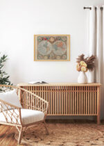 Aranżacja wnętrza, na ścianie wisi plakat w ramce: Mapa Świata vintage XVIII wiek barokowa kartografia