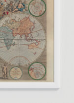 Zbliżenie na detale plakatu oprawionego w drewnianą białą ramkę od Plakatello®: Mapa Świata vintage XVIII wiek barokowa kartografia