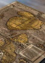 Zbliżenie na detale plakatu: mapa świata XVI wiek stara kartografia vintage