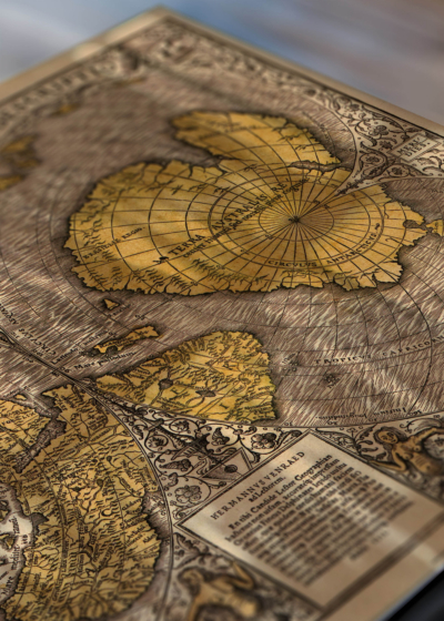 Zbliżenie na detale plakatu: mapa świata XVI wiek stara kartografia vintage