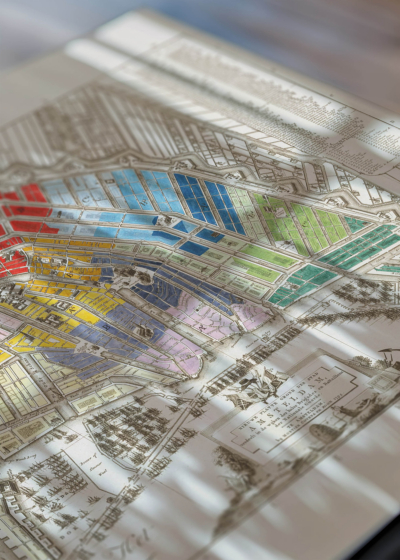 Zbliżenie na detale plakatu: historyczna mapa Amsterdam XVII wiek fortyfikacje