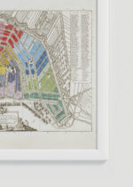 Zbliżenie na detale plakatu oprawionego w drewnianą białą ramkę od Plakatello®: historyczna mapa Amsterdam XVII wiek fortyfikacje