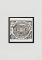 Plakat w drewnianej czarnej ramce: mapa nieba vintage XVII w. czarno-biała model heliocentryczny Kopernik