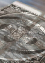 Zbliżenie na detale plakatu: mapa nieba vintage XVII w. czarno-biała model heliocentryczny Kopernik