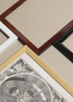 Widok z góry na cztery drewniane ramki, w jednej z nich oprawiony plakat mapa nieba vintage XVII w. czarno-biała model heliocentryczny Kopernik