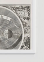 Zbliżenie na detale plakatu oprawionego w drewnianą białą ramkę od Plakatello®: mapa nieba vintage XVII w. czarno-biała model heliocentryczny Kopernik